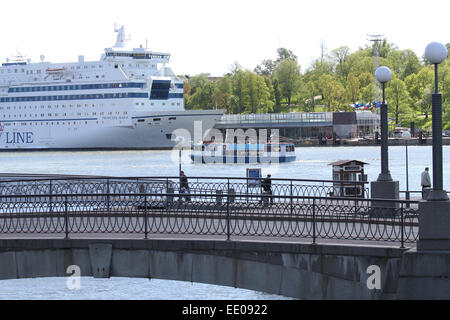 Veduta del porto di Helsinki con la nave da crociera M/S la Principessa Maria ed una gita in nave sullo sfondo Foto Stock