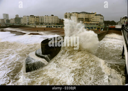 Brighton, Regno Unito. Il 12 gennaio, 2015. Regno Unito: Meteo onde enormi crash a Brighton Seafront oggi come il maltempo batte la costa sud di oggi. Foto Stock