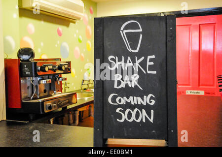 Belfast, Irlanda del Nord. Il 12 gennaio, 2015. Firmare in un cafe dicendo che una 'Shake Bar' sarà presto di apertura. Credito: Stephen Barnes/Alamy Live News Foto Stock