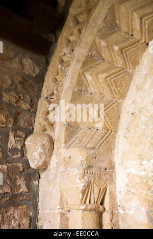 Regno Unito Galles, Swansea, Gower, Rhosilli, Chiesa di Santa Maria di fronte al dodicesimo secolo porta Foto Stock