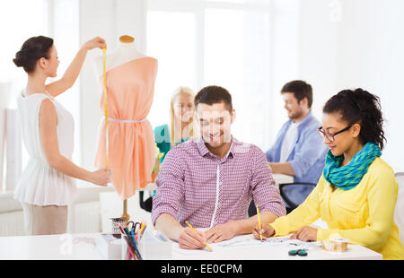 Sorridente fashion designer che lavorano in ufficio Foto Stock