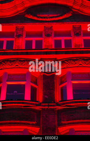 Farbig beleuchtetes Haus in der Münchner Neuhauser Strasse, Einkaufsstrasse, colorata casa illuminata a Monaco di Baviera Neuhauser Strasse, Foto Stock