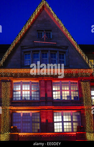 Weihnachtseinkäufe, bunt beleuchtete Fassade des Kaufhauses Oberpollinger in der Neuhauserstrasse in München, lo shopping di Natale Foto Stock