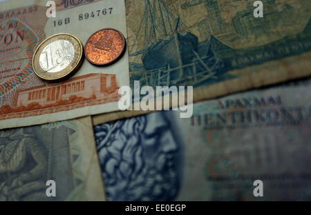 Un o ld dracma monete e una moneta euro sulla vecchia dracma note su carta Foto Stock