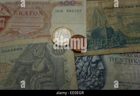 Un o ld dracma monete e una moneta euro sulla vecchia dracma note su carta Foto Stock