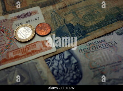 Un o ld dracma monete e una moneta euro sulla vecchia dracma note su carta Foto Stock