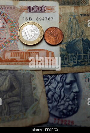 Un o ld dracma monete e una moneta euro sulla vecchia dracma note su carta Foto Stock