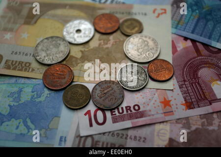 Una miscela di vecchie monete in dracme che circonda la mappa dell'Europa a 50 euro paper nota Foto Stock
