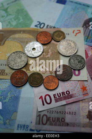 Una miscela di vecchie monete in dracme che circonda la mappa dell'Europa a 50 euro paper nota Foto Stock