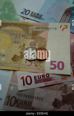 Due dracma vecchie monete di vari periodi su euro note su carta Foto Stock