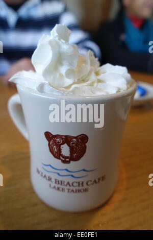 Stati Uniti d'America California CA Lake Tahoe cioccolata calda al Bear Beach Cafe Ristorante Foto Stock