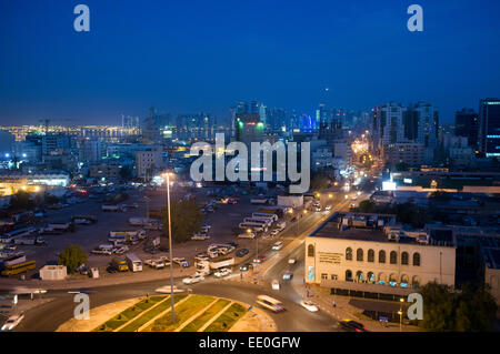 Notte Vista sulla città vecchia di Doha in Qatar, guardando verso il West Bay financial district Foto Stock