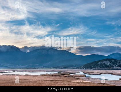 Guardando verso sud attraverso il lago Stymphalian nel sud della Corinzia, Peloponneso e Grecia. Foto Stock