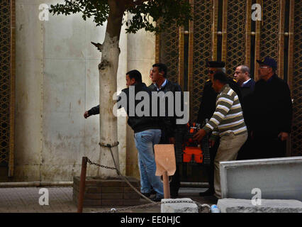 Il Cairo, Egitto. Xi gen, 2015. Egiziano gli esperti di esplosivi portano un robot come provano a smantellare una bomba artigianale nella parte anteriore di una Sinagoga al Cairo il 12 gennaio 2015. L'Egitto ha visto un ondata di attentati e sparatorie, principalmente contro esercito e personale di polizia, in questo anno e mezzo © Sayed Amr/immagini APA/ZUMA filo/Alamy Live News Foto Stock