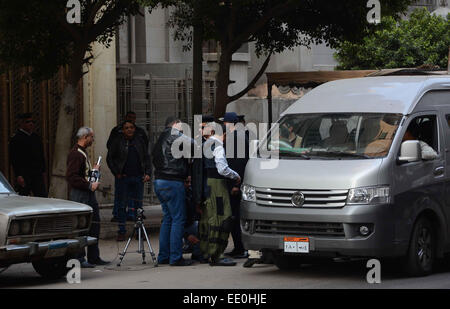 Il Cairo, Egitto. Xi gen, 2015. Poliziotti egiziani guardia presso la scena come un esperto di esplosivi tenta di smantellare una bomba artigianale nella parte anteriore di una Sinagoga al Cairo il 12 gennaio 2015. L'Egitto ha visto un ondata di attentati e sparatorie, principalmente contro esercito e personale di polizia, in questo anno e mezzo © Sayed Amr/immagini APA/ZUMA filo/Alamy Live News Foto Stock