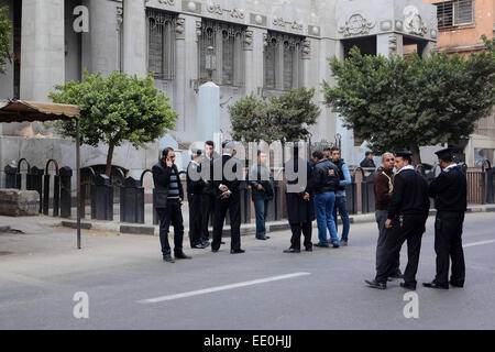 Il Cairo, Egitto. Xi gen, 2015. Poliziotti egiziani guardia presso la scena come un esperto di esplosivi tenta di smantellare una bomba artigianale nella parte anteriore di una Sinagoga al Cairo il 12 gennaio 2015. L'Egitto ha visto un ondata di attentati e sparatorie, principalmente contro esercito e personale di polizia, in questo anno e mezzo © Sayed Amr/immagini APA/ZUMA filo/Alamy Live News Foto Stock