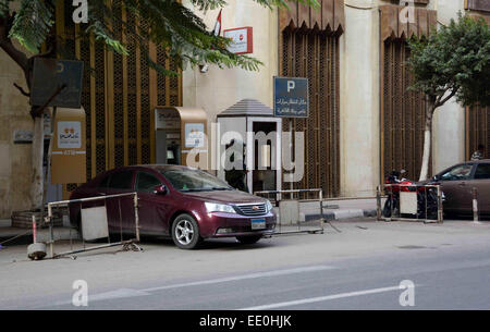 Il Cairo, Egitto. Xi gen, 2015. Un egiziano esperto di esplosivi tenta di smantellare una bomba artigianale nella parte anteriore di una Sinagoga al Cairo il 12 gennaio 2015. L'Egitto ha visto un ondata di attentati e sparatorie, principalmente contro esercito e personale di polizia, in questo anno e mezzo © Sayed Amr/immagini APA/ZUMA filo/Alamy Live News Foto Stock