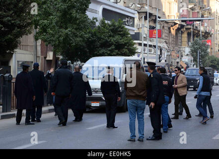 Il Cairo, Egitto. Xi gen, 2015. Poliziotti egiziani guardia presso la scena come un esperto di esplosivi tenta di smantellare una bomba artigianale nella parte anteriore di una Sinagoga al Cairo il 12 gennaio 2015. L'Egitto ha visto un ondata di attentati e sparatorie, principalmente contro esercito e personale di polizia, in questo anno e mezzo © Sayed Amr/immagini APA/ZUMA filo/Alamy Live News Foto Stock