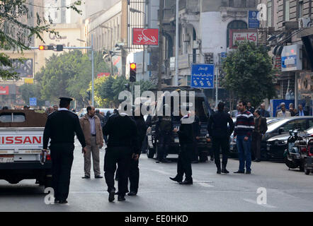 Il Cairo, Egitto. Xi gen, 2015. Poliziotti egiziani guardia presso la scena come un esperto di esplosivi tenta di smantellare una bomba artigianale nella parte anteriore di una Sinagoga al Cairo il 12 gennaio 2015. L'Egitto ha visto un ondata di attentati e sparatorie, principalmente contro esercito e personale di polizia, in questo anno e mezzo © Sayed Amr/immagini APA/ZUMA filo/Alamy Live News Foto Stock