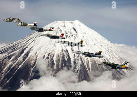 Il monte Fuji, Giappone (12 aprile 2007) - aeromobili assegnati al vettore Air Wing (CVW) 5 eseguire una formazione di volo nella parte anteriore del Monte Fuji. CVW-5 è imbarcato a bordo della USS Kitty Hawk (CV 63). Kitty Hawk opera da le attività della flotta Yokosuka, Giappone. Foto Stock