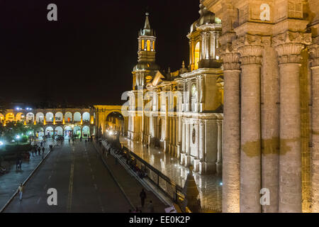 Vista di illuminati facciata anteriore dell'iconico Basilica Cattedrale di Arequipa illuminazione notturna, Plaza de Armas, downtown Arequipa, Perù Foto Stock