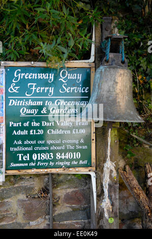 Bell a convocare il traghetto per la Greenway a Dittisham, Devon, Regno Unito Foto Stock