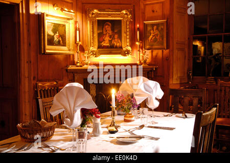 Hotel tavolo da pranzo prevista per la cena, REGNO UNITO Foto Stock