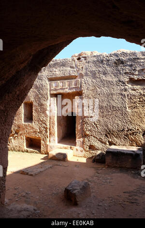 Tombe dei Re, Pafos, Cipro. Tomba 8. Vista attraverso il portone di ingresso che mostra le principali loculi funerari. Foto Stock