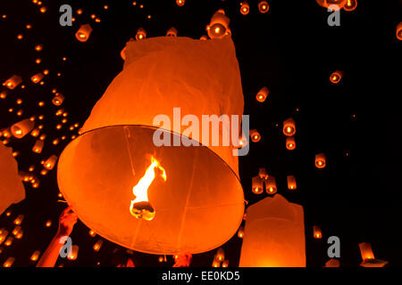 Rilasciando le accese lanterne di carta nel cielo notturno di Chiang Mai, il Yee Peng Lana Festival Internazionale di cerimonie. Foto Stock