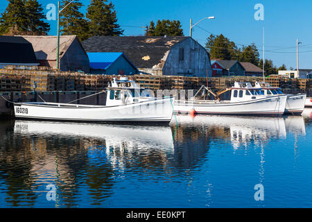 Trappole di aragosta impilati sul pontile nelle zone rurali di Prince Edward Island, Canada. Foto Stock