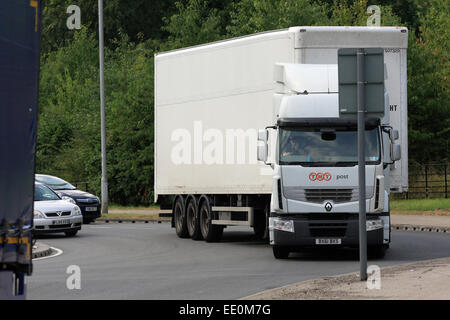 Un carrello che viaggia intorno ad una rotonda a Coulsdon, Surrey, Inghilterra Foto Stock