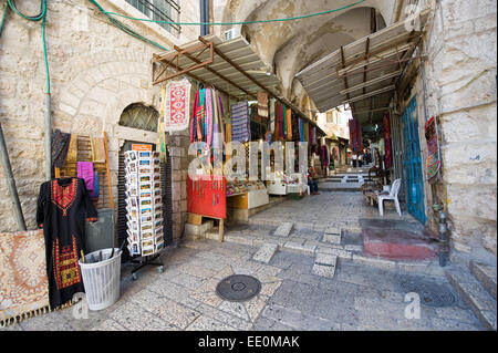 Una delle piccole stradine con negozi nella città vecchia di Gerusalemme Foto Stock