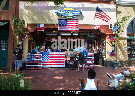 Per gli appassionati di calcio a guardare la Coppa del Mondo a Baja Shakeez bar messicano su State Street, Santa Barbara, California Foto Stock