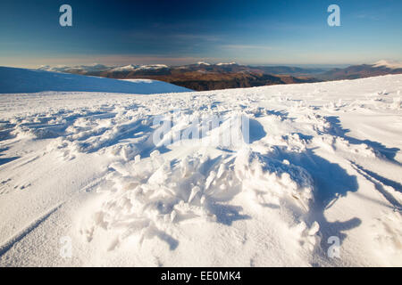 Guardando attraverso hoare erba smerigliato sulla gamma Helvellyn, Lake District, Regno Unito, verso nord in direzione del Solway Firth Foto Stock