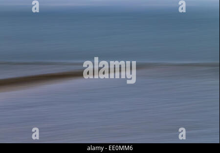 Un astratto oceano seascape sfocata movimento di panning Foto Stock