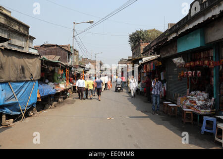 I turisti ed i visitatori di famosi Kalighat Kali Temple hanno resto vicino al santuario il 10 febbraio 2014 in Kolkata Foto Stock