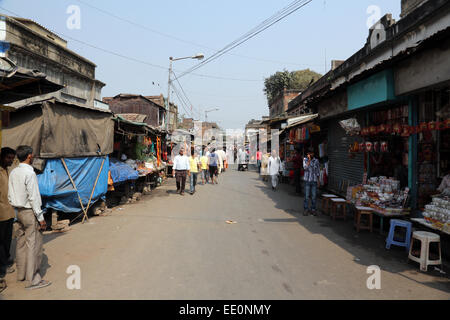 I turisti ed i visitatori di famosi Kalighat Kali Temple hanno resto vicino al santuario il 10 febbraio 2014 in Kolkata Foto Stock