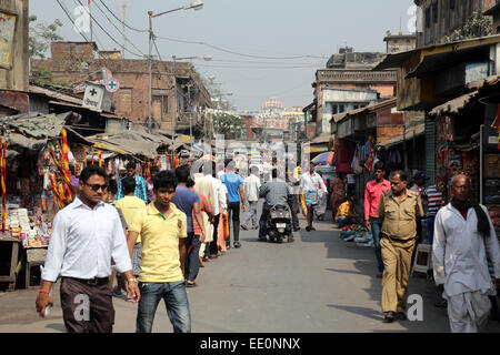 I turisti ed i visitatori di famosi Kalighat Kali Temple hanno resto vicino al santuario il 10 febbraio 2014 in Kolkata Foto Stock