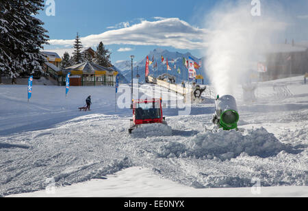 Neve cannoni / snowgun e neve groomer preparazione del veicolo sulla pista da sci in inverno a Riederalp, Wallis / Valais, Svizzera Foto Stock