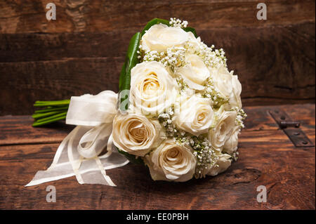 Bouquet di rose bianche su sfondo legno Foto Stock