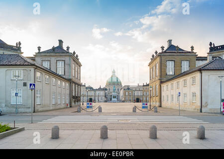 Amalienborg, Regina della residenza invernale con Frederik la Chiesa in background. Copenaghen, Danimarca Foto Stock