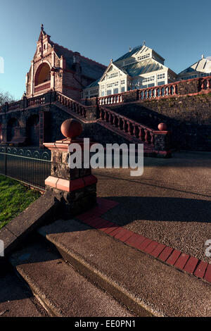 Passi che conducono fino al conservatorio e pavilion al Belle Vue Park, città di Newport. Foto Stock