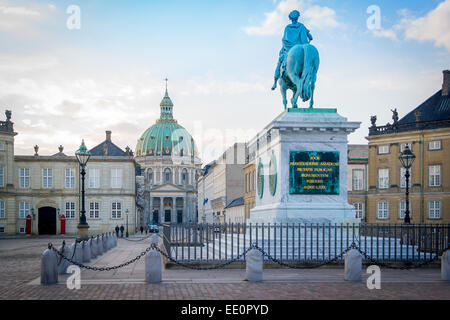 Amalienborg, Regina della residenza invernale con Frederik la Chiesa in background. Copenaghen, Danimarca Foto Stock