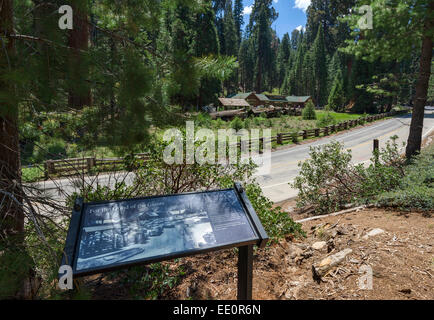 La placca nella parte anteriore del Giant Forest Museum che illustra lo sviluppo nel parco prima degli anni settanta, Sequoia National Park, California, Stati Uniti d'America Foto Stock