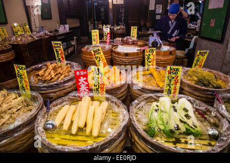 Verdure sottaceto in vendita a Nishiki mercato alimentare a Kyoto, Giappone Foto Stock