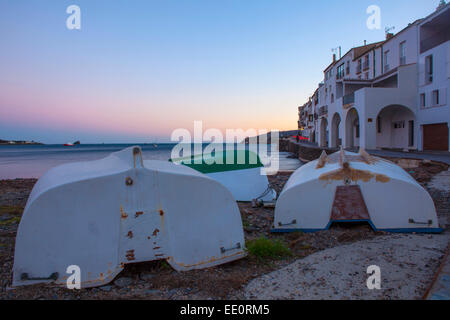 Il lungomare di Cadaques, Catalogna, Spagna. Foto Stock