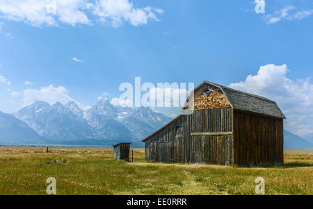 Fienili abbandonati delle prime comunità mormone insieme contro il Grand Tetons su una luminosa giornata di sole, Mormon fila, Packston, Wyoming negli Stati Uniti. Foto Stock