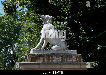 Uno di una coppia di cani di Alcibiades custodendo il Bonner porta d'ingresso al Victoria Park, Mile End Londra Foto Stock