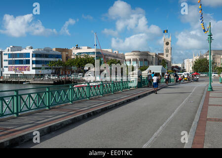 Chamberlain Bridge guardando verso gli edifici del Parlamento a Bridgetown, Barbados - solo uso editoriale Foto Stock