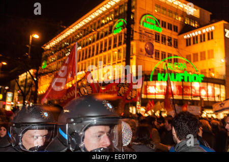 Monaco di Baviera, Germania. Il 12 gennaio, 2015. Protesta Pegida a Monaco di Baviera attira oltre 20.000 manifestanti contro la fazione di Monaco di Baviera di Pegida, Begida, ha tenuto la sua prima manifestazione a Monaco di Baviera il 12 gennaio a Monaco di Baviera a Sendlinger Tor. Circa 1.500 persone furono sopraffatti da anti-Pegida, dimostranti che numerate oltre 20.000, secondo la polizia. Pegida, che sta per "patriottici europei contro l islamizzazione del West", sono state dimostrando a Dresda per le scorse settimane con numeri ci gonfiore alle migliaia Credito: Hector Chapman/Alamy Live News Foto Stock